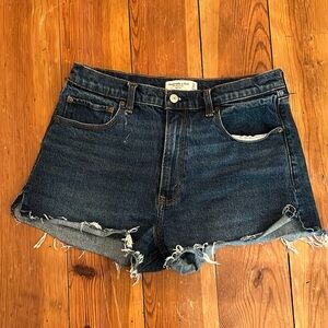 Abercrombie Mom short high rise - medium/dark wash - 4”